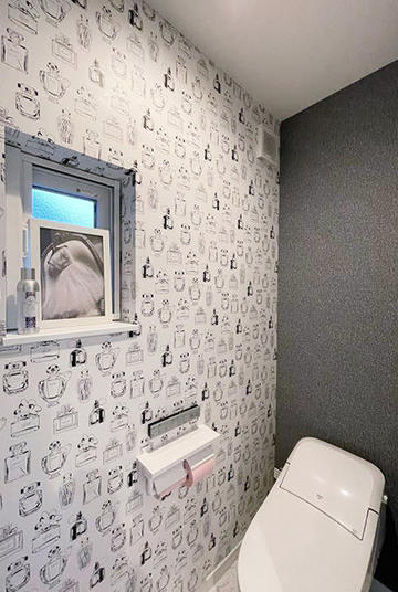 上品なグレートーンで統一した空間 トイレは華やかに 輸入壁紙 クロス ボーダー壁紙 輸入ファブリックのテシード