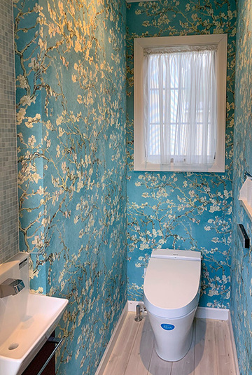 ゴッホの絵画に包まれるアートなトイレ