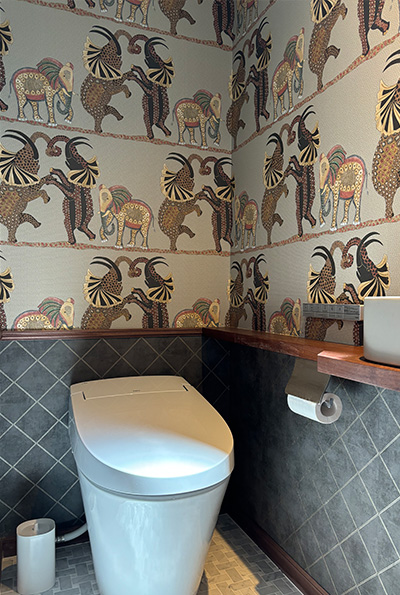 ユニークな象柄で魅せるエキゾチックなトイレ